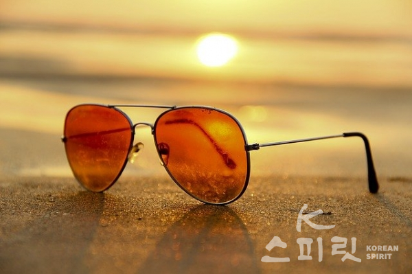 산업통상자원부 국가기술표준원은 26일 선글라스와 안경태, 자동차용 휴대용 잭과 관련한 안전기준 개정을 고시했다. [사진=Pixabay 이미지]