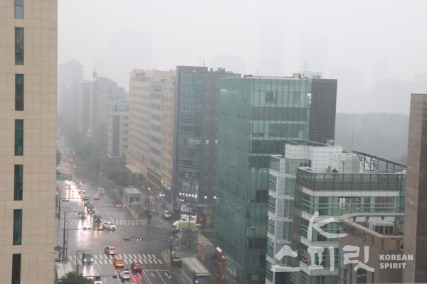 28일 아침은 전국적으로 비와 천둥, 번개로 시작되었다. 서울 강남구 선정릉역 일대 07시50분 모습. [사진=강나리 기자]