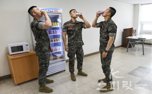 국방부는 여름철 장병들의 쾌적한 복무환경을 위해 병영생활관 내 휴게실과 식당 등에 음료수 냉장고를 설치한다. [사진=국방부]