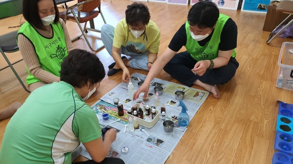 지구시민친환경강사 교육을 받고 있는 교육생들이 EM비누 만들기 실습을 하고있다.