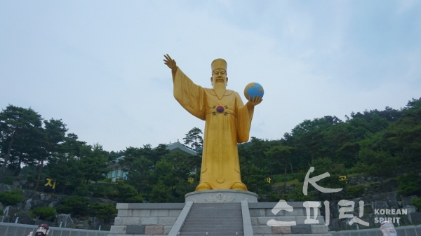 한민족역사문화공원에는 국내 최대 높이의 단군왕검 할아버지 상이 있다. [사진=황연아 기자]