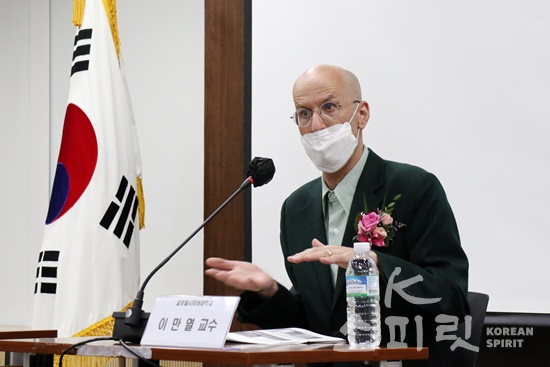 이만열 하버드대 박사(글로벌사이버대학교 석좌교수)가 '한국인만 모르는 다른 대한민국-'홍익인간' 정신의 위대성'에 관해 발표하고 있다. [사진=김경아 기자]