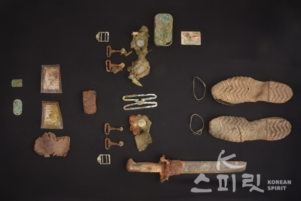 국방부가 비무장지대 내 화살머리 고지서 발굴수습한 6.25 한국전쟁 전사자 유물들. [사진=문화재청]