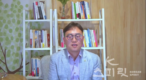 서울특별시국학기공협회 권기선 회장이 화상으로 대회사를 전했다. [사진=유튜브 영상 갈무리]