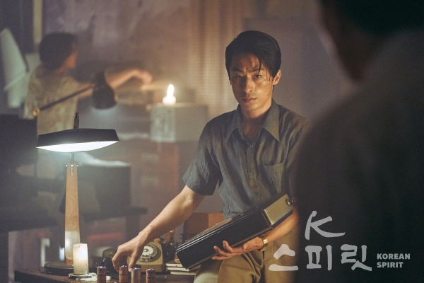배우 구교환은 영화 '모가디슈'에서는 북한 대사관의 안전을 도모하는 충성심 강하고 충직한 참사관 태준기 역할을 맡아 활약한다. [사진=롯데엔터테인먼트]