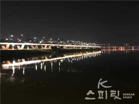 '강변의 금모래 빛'을 테마로한 강변북로 두모교 경관조명. [사진=서울시]