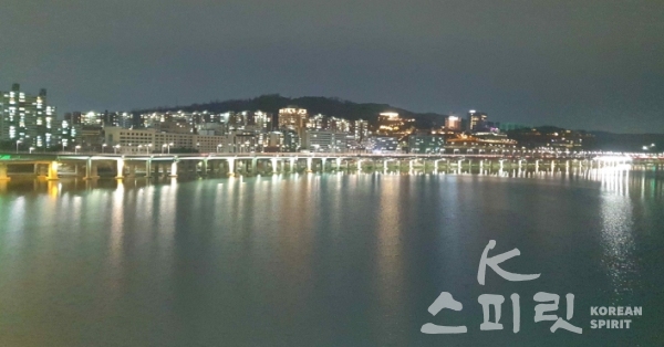 '밤하늘의 은하수'를 테마로 한 강변북로 아차산대교 조명. [사진=서울시]