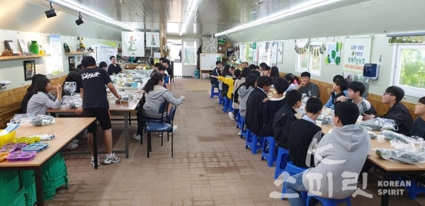 '봉황52' 농촌교육농장에서 오이를 활용한 음식 만들기. [사진=농촌진흥청]