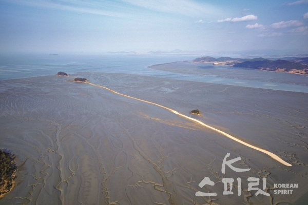 신안갯벌 전 세계에 기록된 바 없는 모래-자갈 선형체(갈우섬). [사진=문화재청]