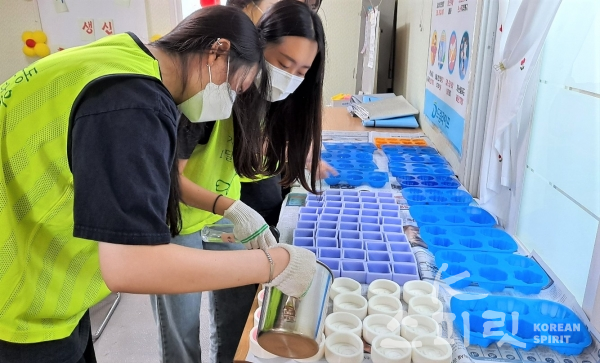 벤자민인성영재학교 대구학습관 학생들이 '친환경 비누 만들기'를 하고 있다. [사진=지구시민연합 대구지부]