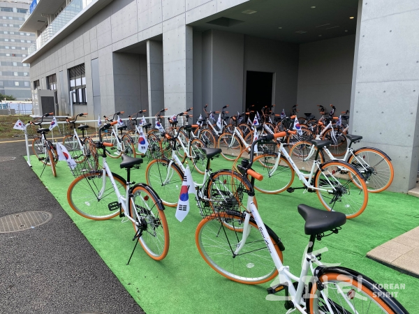 2020 도쿄올림픽 대한민국 선수단(단장 장인화)은 재일본대한체육회(회장 최상영)로부터 자전거 30대를 기증 받아 5,300㎡ 규모의 올림픽 빌리지 내 이동에 활용하고 있다. [사진제공=대한체육회]