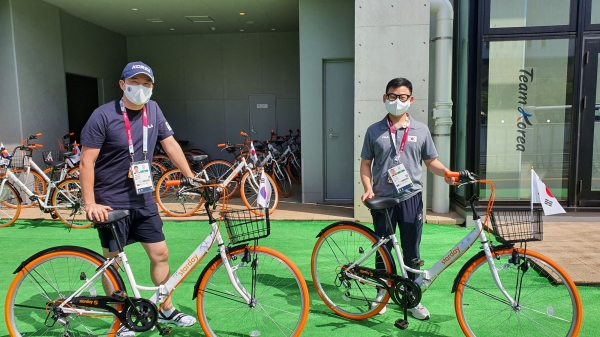 사격 진종호 김모세 선수가 재일본 대한체육회가 기증한 자전거를 이용하고 있다. [사진제공=대한체육회]