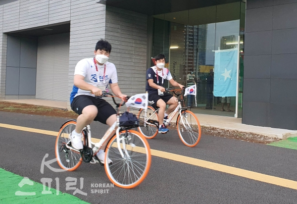 야구 김민우 허경민 선수가 재일본대한체육회가 기증한 자전거를 이용하고 있다. [사진제공=대한체육회]