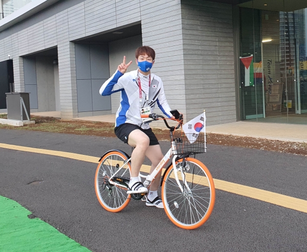 야구 박건우 선수가 재일본대한체육회가 기증한 자전거를 이용하고 있다. [사진제공=대한체육회]