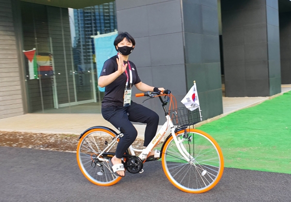 유도 한희주 선수가 재일본대한체육회가 기증한 자전거를 이용하고 있다. [사진제공=대한체육회]