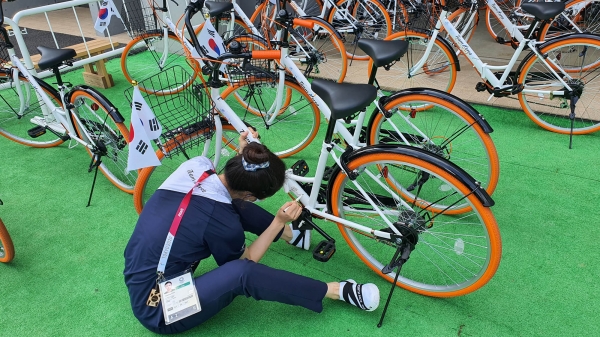 펜싱 최인정 선수가 재일본대한체육회가 기증한 자전거를 이용하고 있다. [사진제공=대한체육회]