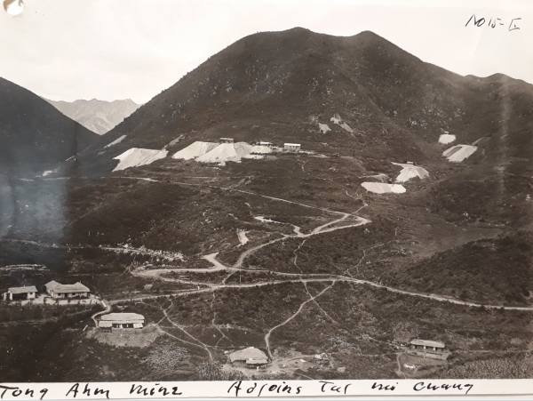 제목 : (사진) 동암 금광의 전경을 촬영한 건 . 해제 : 1918년 수안광산 동암 금광(Tong Ahm Mine)의 전경을 촬영한 사진이다. 현재 이 금광은 둘미정 금광(Tul Mi Chung Mine)과 연결되어 있으며, 하단 왼쪽의 주택은 동암 금광의 책임자 윤씨(Mr. K. J. Yun)의 집이라고 한다.[사진제공=한국학중앙연구원]