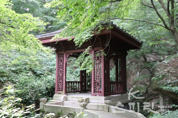 한국 전통 건축양식과 청나라의 건축양식이 적절히 조합된 정자. [사진=강나리 기자]