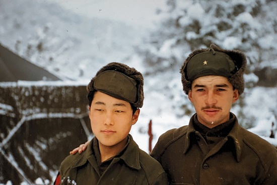 1953년 겨울, 한국 병사와 함께 포즈를 취하고 있는 콜롬비아 소위. 사진 기증 콜롬비아 참전군 알바로 뻬르도모 뿌요. [사진제공=전쟁기념관]