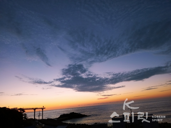 경북 울진군 후포항 등기산 스카이워크에서 찍은 일출. 새벽 5시 44분경. [사진=오소후 시인]