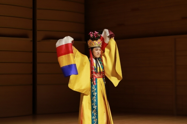 이승찬(1998년생, 한국예술종합학교 무용원 실기과 졸업) 씨가 제15회 온나라 전통춤 경연대회에서 궁중춤 '춘앵전'으로 대통령상을 수상했다. [사진제공=국립국악원]