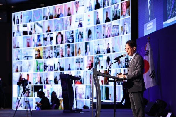 67개국 310명의 한인회장이 모여 재외동포사회의 미래 발전을 논의하는 ‘2021 세계한인회장대회’이 10월 5일 서울 그랜드 워커힐 및 대회 홈페이지를 통해 개회식을 개최했다. [사진제공=재외동포재단]