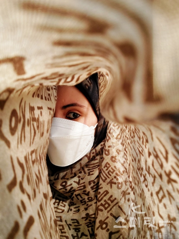 대상은 한글로 디자인된 스카프를 히잡으로 쓴 여인의 모습을 담은 작품이 선정됐다. (Nesma Ahmed Mohamed Elmously, 네스마 아흐메드 모하메드 엘무슬리, 이집트) [사진=한글박물관 공식블로그]
