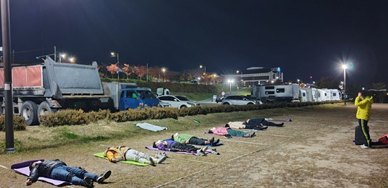 안동국학원이 10월 28일 진행한 힐링명상 21회차 강좌에서 시민들이 기체조를 하고 있다. [사진=안동국학원 제공]