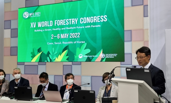 유럽연합(EU)홍보관 부대행사에 참석한 박은식 국제산림협력관은 기후변화에 대응하는 자연기반해법으로서의 산림의 중요성과 재정정책·투자를 위한 혁신적 접근법의 중요성을 강조했다. [사진=산림청 제공]