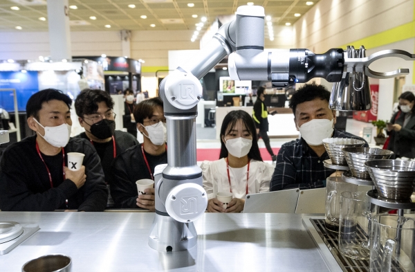 서울카페쇼에 참가한 브랜드에서 로봇을 이용해 드립하고 있다. [사진=서울커피쇼 제공]