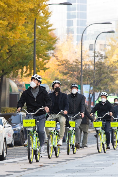기존의 서울시 공유 자전거의 디자인을 새롭게 바꾼 '아트 따릉이'를 타고 있는 모습. [사진=서울문화재단]