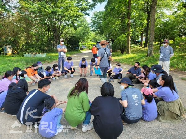 한국산악회가 실시한 숲체험 등산아카데미 교육에 참가한 청소년들이 다양한 체험을 하고 있다. [사진=한국산악회]