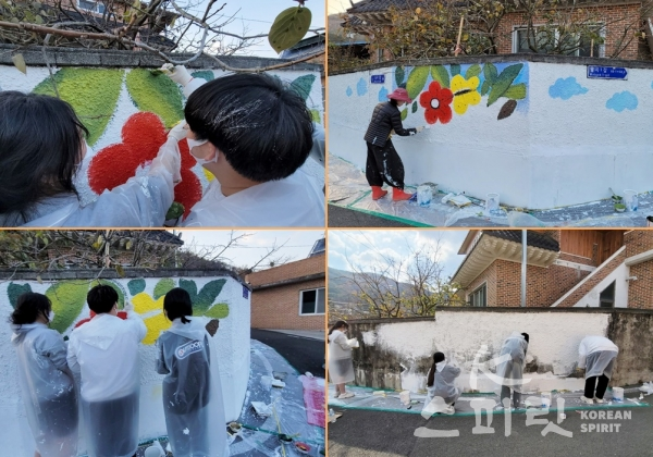 경북 청도 월곡리에서 마을 담장 벽화작업을 하는 학생들. [사진=벤자민인성영재학교]