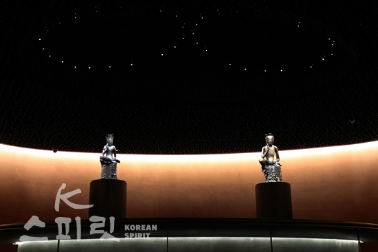 국립중앙박물관 '사유의 방' 금동반가상. [사진=김경아 기자]