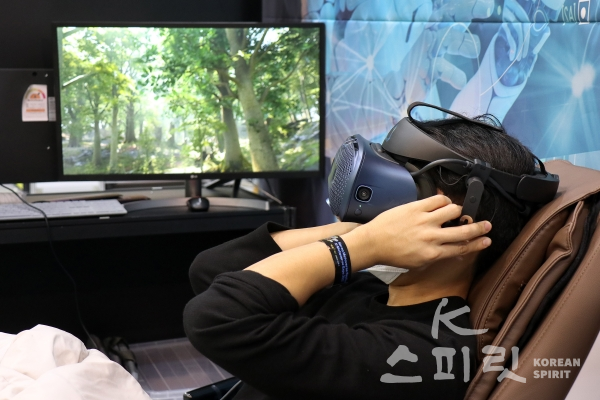 감성놀이터의 심리치유 VR 프로젝트인 '비의 정원, 비자림'을 참관객이 체험하고 있다 [사진=김경아 기자]