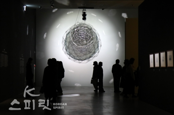 올라퍼 엘리아슨(Olafur Eliasson)은  이번 전시에 거대한 유리 구조물에 빛이 산란하는 설치 작품 '우주 먼지입자(2014)'를 선보였다. [사진=김경아 기자]