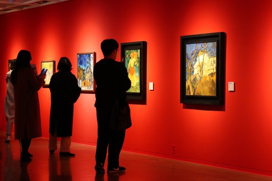 관람객들이 세종문화회관 미술관에서 4월 17일까지 열리는 '칸딘스키, 말레비치 & 러시아 아방가르드 : 혁명의 예술展'에서 작품을 관람하고 있다. [사진=김경아 기자]