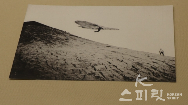 독일인으로 18종의 글라이더를 개발하고 2,000회의 실험 비행을 했던 '비행인간' 오토 릴리엔탈의 사진. 그는 1896년 비행사고로 사망했다. [사진=강나리 기자]