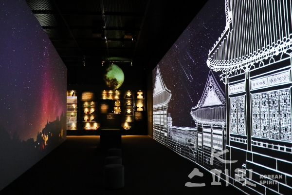 약 높이 4m, 너비 15m의 대형 미디어월에 라인그래픽 기법으로 제작한 궁궐 복원 도면 [시진=김경아 기자]