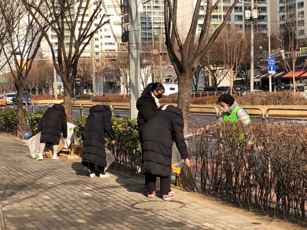 거리정화 쓰레기 줍기 플로깅을 하고 있는 청소년 자원봉사자들. [사진 신동호 기자]