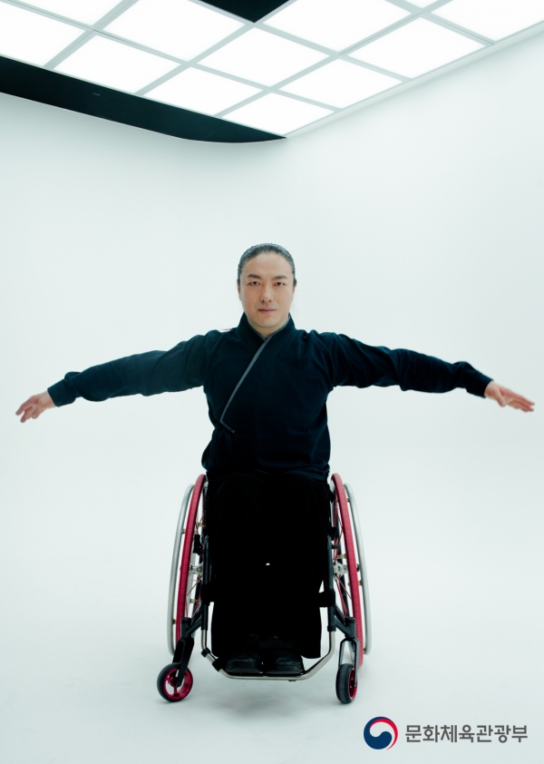 베이징동계패럴림픽 종목을 춤으로 표현하는 김용우 씨. [사진= 문화체육관광부 제공]