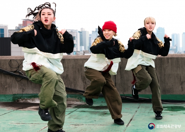 베이징동계올림픽 종목을 춤으로 표현하는 미스몰리(좌측부터 송윤지, 박세은, 박제희).  [이미지= 문화체육관광부 제공]