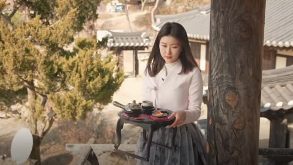 유튜버 '한국언니'가 안동 군자마을 종택을 방문해 한국 전통 소반문화를 소개했다. [이미지= '한국언니' 유튜브 갈무리]