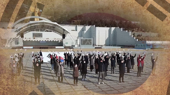 국학회원들이 국학원이 개최한 3.1절 행사에서 만세 삼창을 하고 있다. [사진=국학원 유튜브 갈무리]