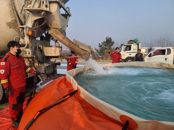 산림당국은 산불진화헬기의 담수시간을 단축하기 위해 이동식저수조를 설치하였다. [사진=산림청 제공]