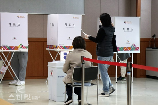 3월 9일 서울 강남구 삼성2동 투표소에서 한 선거인이 투표를 하기 위해 기표소로 들어가고 있다. [사진=김경아 기자]