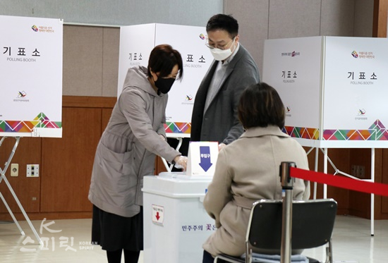 제20대 대통령선거가 시작된 3월 9일 오전 한 선거인이 기표한 투표지를 투표함에 넣고 있다. [사진=김경아 기자]