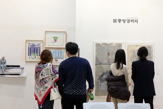 올해로 40주년을 맞이하는 화랑미술제는 3월 17일부터 20일까지 4일간 서울 지하철 학여울역 세텍(SETEC)에서 열린다. [사진=김경아 기자]