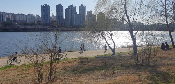 한강변에서 완연한 봄기운을 즐기는 시민들. [사진=강나리 기자]