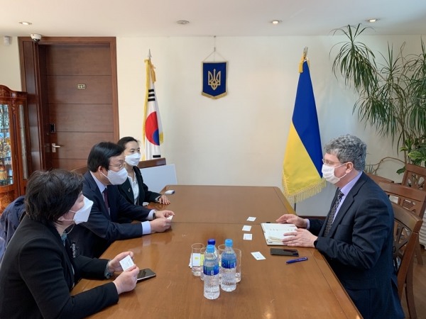 이고르 데니슉 우크라이나 대사는 지구시민연합 이갑성 대표, 김미경 사무처장에게 감사의 뜻을 전했다. [사진=지구시민연합]
